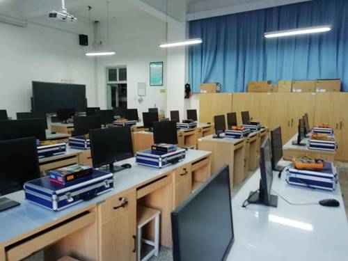 https://dqdzx.lhvtc.edu.cn/__local/4/03/8B/8945FBE5D17B5E303E63C588BAC_4166161A_1281B.jpg